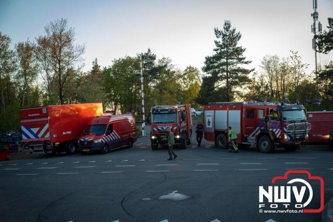 Honderden brandweerlieden bestrijden natuurbrand op de Doornspijkse Heide bij 't Harde. - &copy; NWVFoto.nl