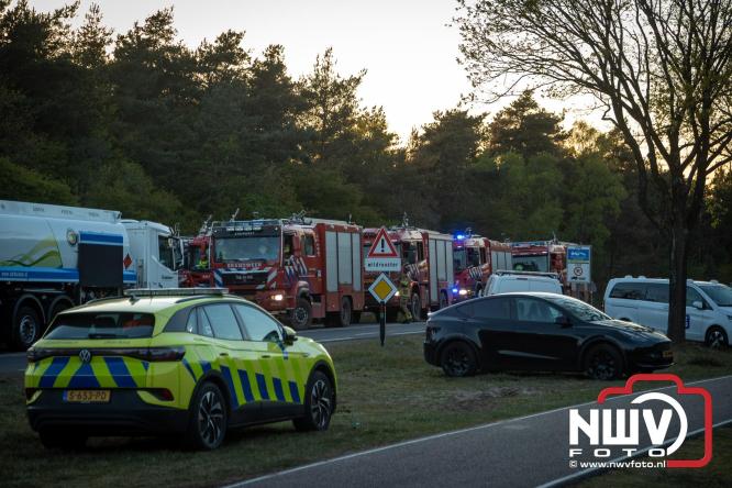 Honderden brandweerlieden bestrijden natuurbrand op de Doornspijkse Heide bij 't Harde. - &copy; NWVFoto.nl