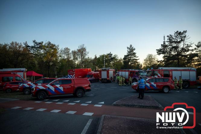 Honderden brandweerlieden bestrijden natuurbrand op de Doornspijkse Heide bij 't Harde. - &copy; NWVFoto.nl
