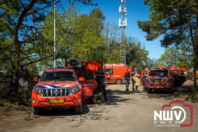 Honderden brandweerlieden bestrijden natuurbrand op de Doornspijkse Heide bij 't Harde. - &copy; NWVFoto.nl