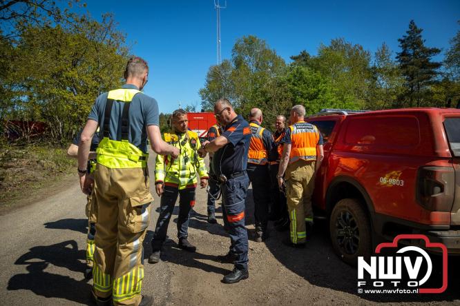 Honderden brandweerlieden bestrijden natuurbrand op de Doornspijkse Heide bij 't Harde. - &copy; NWVFoto.nl