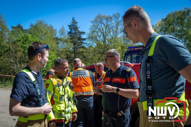 Honderden brandweerlieden bestrijden natuurbrand op de Doornspijkse Heide bij 't Harde. - &copy; NWVFoto.nl