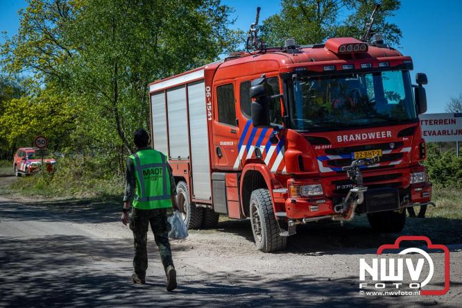 Honderden brandweerlieden bestrijden natuurbrand op de Doornspijkse Heide bij 't Harde. - &copy; NWVFoto.nl