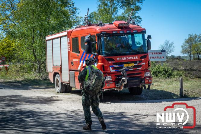 Honderden brandweerlieden bestrijden natuurbrand op de Doornspijkse Heide bij 't Harde. - &copy; NWVFoto.nl