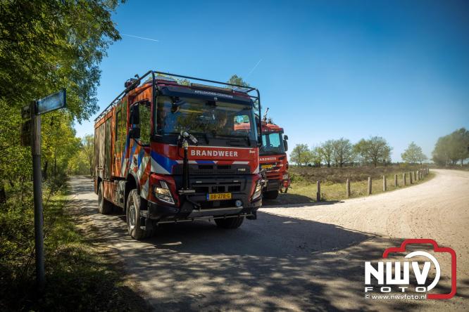 Honderden brandweerlieden bestrijden natuurbrand op de Doornspijkse Heide bij 't Harde. - &copy; NWVFoto.nl