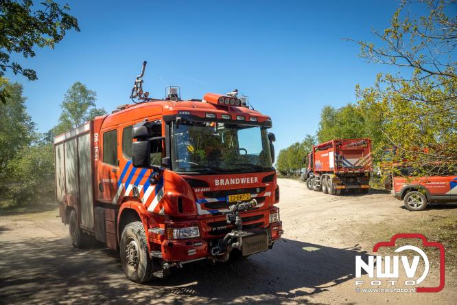 Honderden brandweerlieden bestrijden natuurbrand op de Doornspijkse Heide bij 't Harde. - &copy; NWVFoto.nl