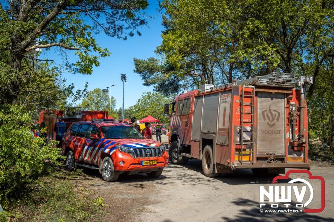 Honderden brandweerlieden bestrijden natuurbrand op de Doornspijkse Heide bij 't Harde. - &copy; NWVFoto.nl