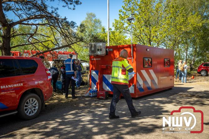 Honderden brandweerlieden bestrijden natuurbrand op de Doornspijkse Heide bij 't Harde. - &copy; NWVFoto.nl