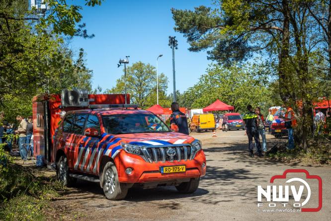 Honderden brandweerlieden bestrijden natuurbrand op de Doornspijkse Heide bij 't Harde. - &copy; NWVFoto.nl