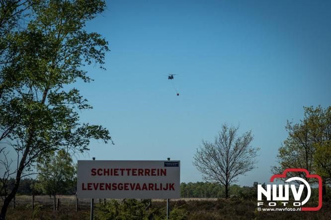 Honderden brandweerlieden bestrijden natuurbrand op de Doornspijkse Heide bij 't Harde. - &copy; NWVFoto.nl