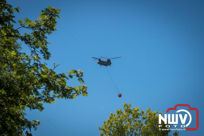 Honderden brandweerlieden bestrijden natuurbrand op de Doornspijkse Heide bij 't Harde. - &copy; NWVFoto.nl