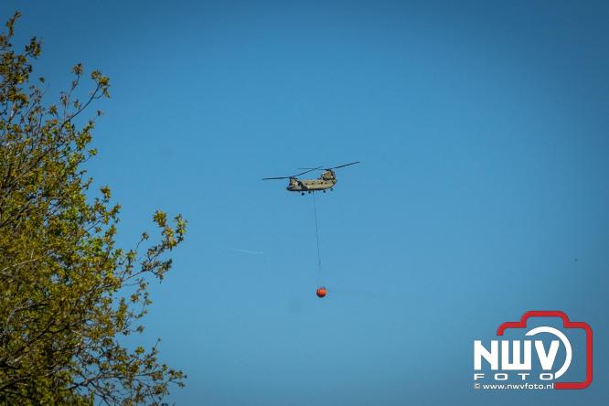 Honderden brandweerlieden bestrijden natuurbrand op de Doornspijkse Heide bij 't Harde. - &copy; NWVFoto.nl