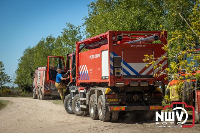 Honderden brandweerlieden bestrijden natuurbrand op de Doornspijkse Heide bij 't Harde. - &copy; NWVFoto.nl