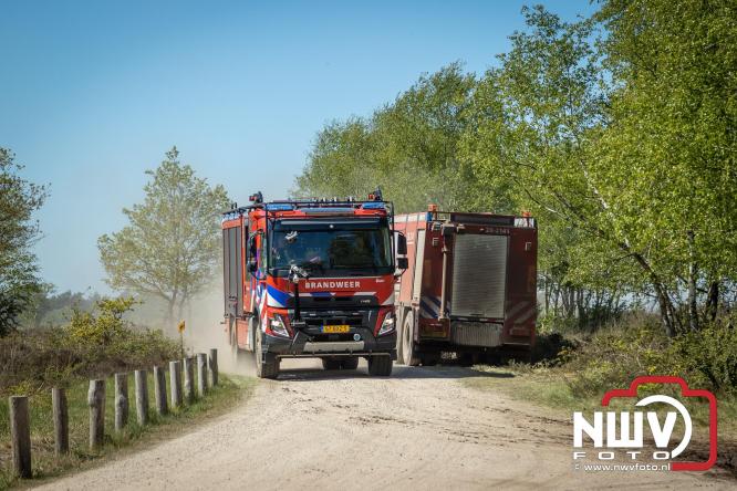 Honderden brandweerlieden bestrijden natuurbrand op de Doornspijkse Heide bij 't Harde. - &copy; NWVFoto.nl