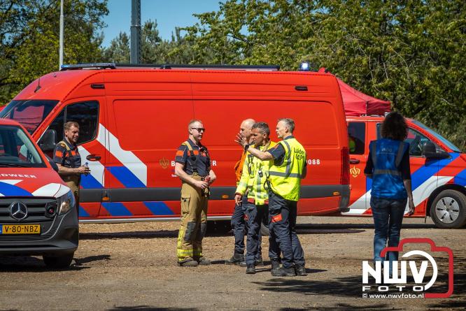 Honderden brandweerlieden bestrijden natuurbrand op de Doornspijkse Heide bij 't Harde. - &copy; NWVFoto.nl