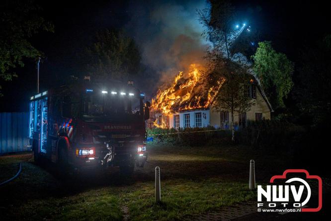 Brand verwoest woning met rietenkap aan de Veenweg in Oldebroek. - &copy; NWVFoto.nl