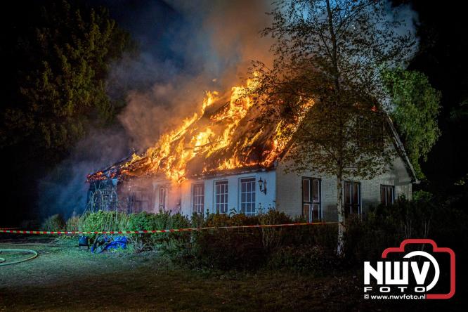 Brand verwoest woning met rietenkap aan de Veenweg in Oldebroek. - &copy; NWVFoto.nl