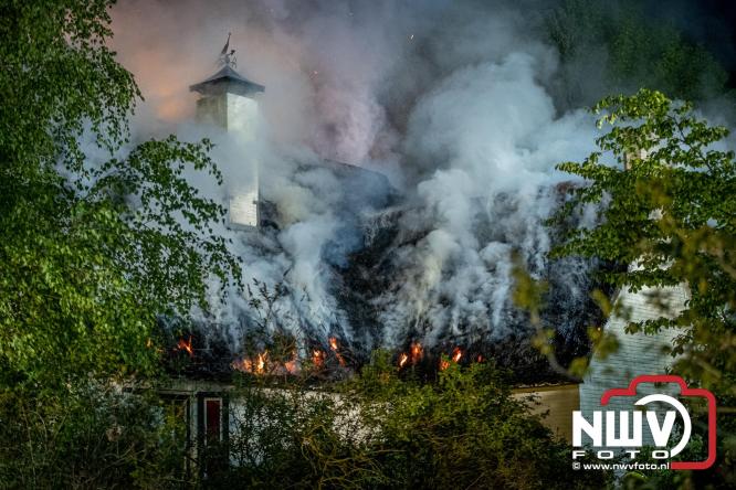 Brand verwoest woning met rietenkap aan de Veenweg in Oldebroek. - &copy; NWVFoto.nl