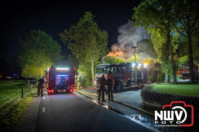 Brand verwoest woning met rietenkap aan de Veenweg in Oldebroek. - &copy; NWVFoto.nl
