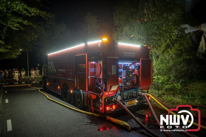 Brand verwoest woning met rietenkap aan de Veenweg in Oldebroek. - &copy; NWVFoto.nl