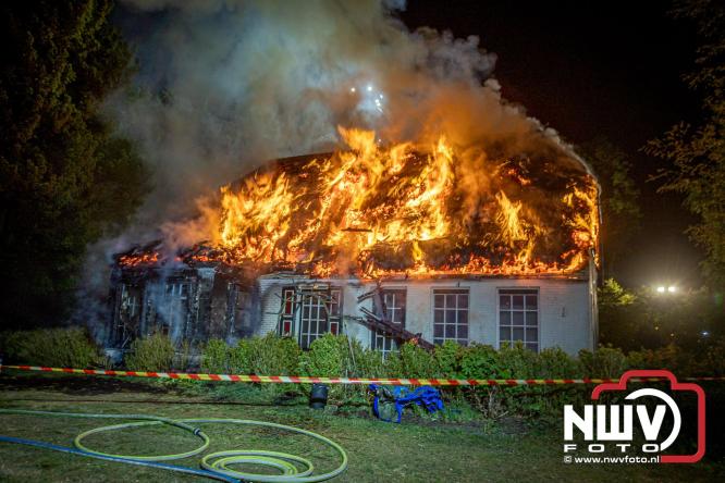 Brand verwoest woning met rietenkap aan de Veenweg in Oldebroek. - &copy; NWVFoto.nl