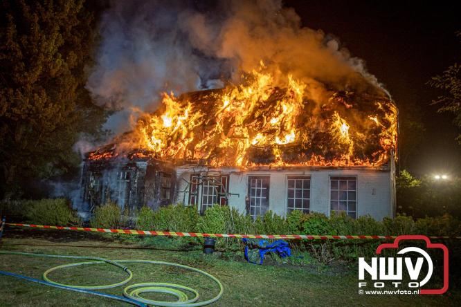 Brand verwoest woning met rietenkap aan de Veenweg in Oldebroek. - &copy; NWVFoto.nl