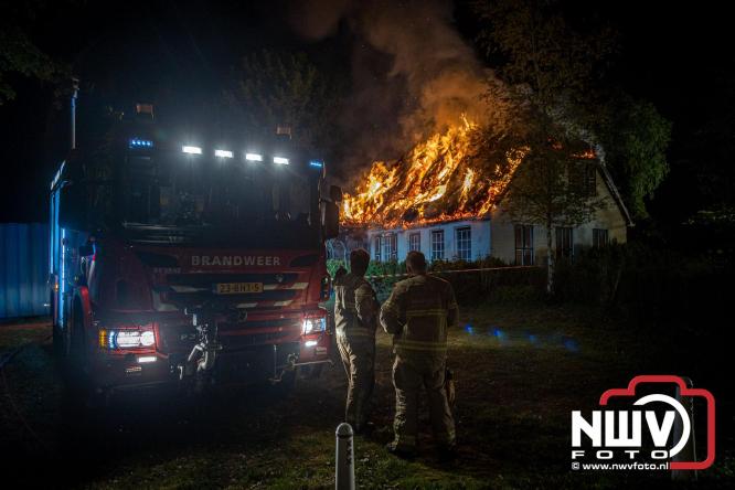 Brand verwoest woning met rietenkap aan de Veenweg in Oldebroek. - &copy; NWVFoto.nl