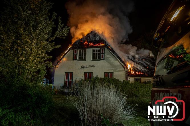 Brand verwoest woning met rietenkap aan de Veenweg in Oldebroek. - &copy; NWVFoto.nl