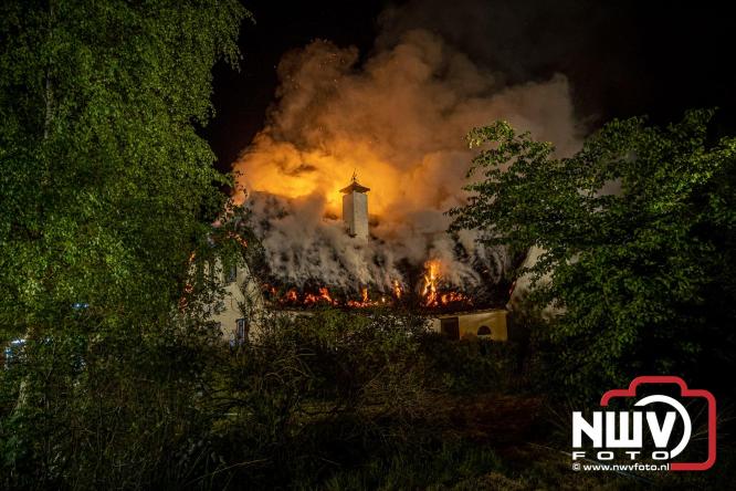 Brand verwoest woning met rietenkap aan de Veenweg in Oldebroek. - &copy; NWVFoto.nl