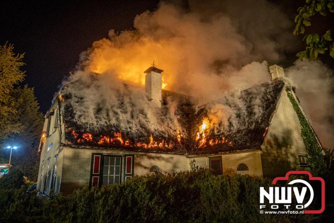 Brand verwoest woning met rietenkap aan de Veenweg in Oldebroek. - &copy; NWVFoto.nl