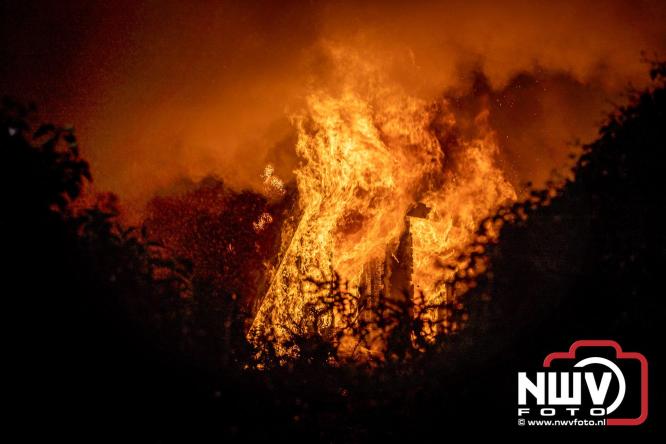 Brand verwoest woning met rietenkap aan de Veenweg in Oldebroek. - &copy; NWVFoto.nl