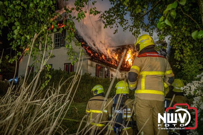 Brand verwoest woning met rietenkap aan de Veenweg in Oldebroek. - &copy; NWVFoto.nl
