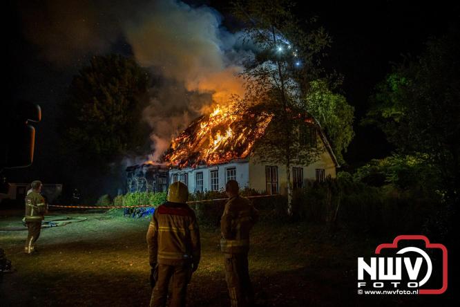 Brand verwoest woning met rietenkap aan de Veenweg in Oldebroek. - &copy; NWVFoto.nl