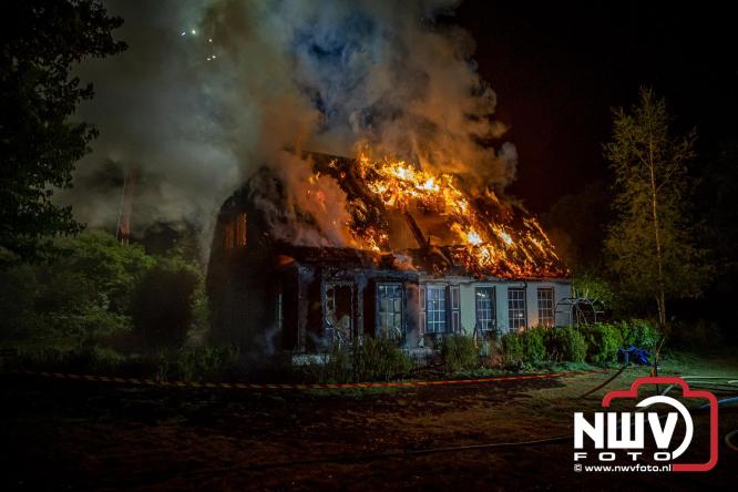 Brand verwoest woning met rietenkap aan de Veenweg in Oldebroek. - &copy; NWVFoto.nl