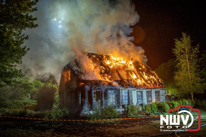 Brand verwoest woning met rietenkap aan de Veenweg in Oldebroek. - &copy; NWVFoto.nl