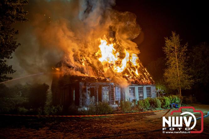 Brand verwoest woning met rietenkap aan de Veenweg in Oldebroek. - &copy; NWVFoto.nl