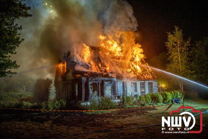 Brand verwoest woning met rietenkap aan de Veenweg in Oldebroek. - &copy; NWVFoto.nl
