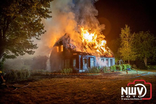 Brand verwoest woning met rietenkap aan de Veenweg in Oldebroek. - &copy; NWVFoto.nl