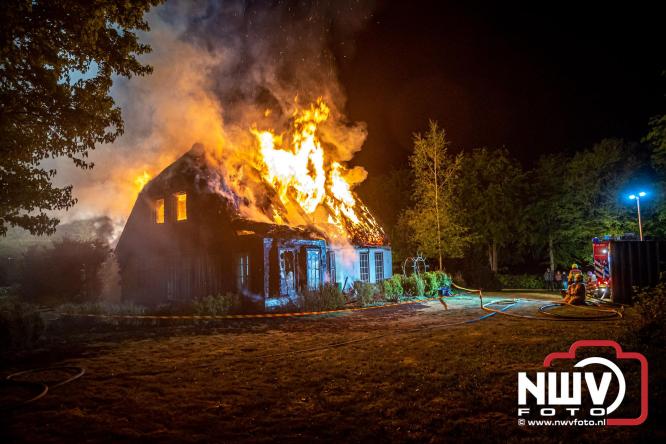 Brand verwoest woning met rietenkap aan de Veenweg in Oldebroek. - &copy; NWVFoto.nl