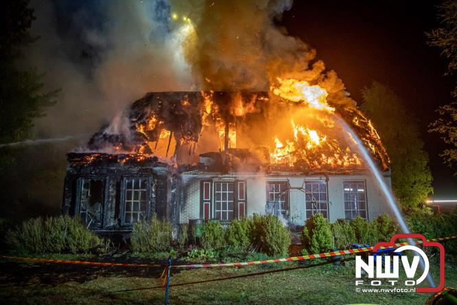 Brand verwoest woning met rietenkap aan de Veenweg in Oldebroek. - &copy; NWVFoto.nl