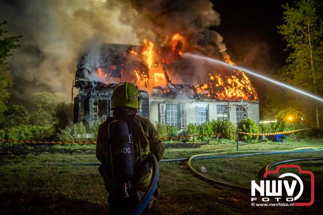 Brand verwoest woning met rietenkap aan de Veenweg in Oldebroek. - &copy; NWVFoto.nl