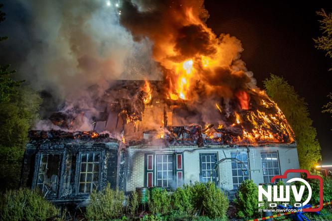Brand verwoest woning met rietenkap aan de Veenweg in Oldebroek. - &copy; NWVFoto.nl