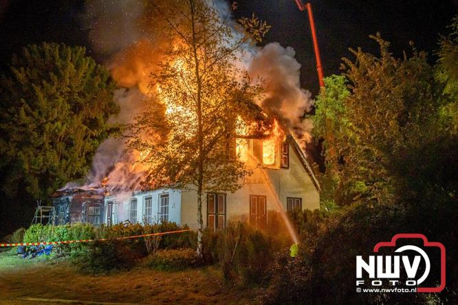 Brand verwoest woning met rietenkap aan de Veenweg in Oldebroek. - &copy; NWVFoto.nl