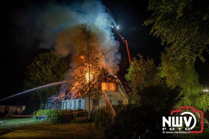 Brand verwoest woning met rietenkap aan de Veenweg in Oldebroek. - &copy; NWVFoto.nl