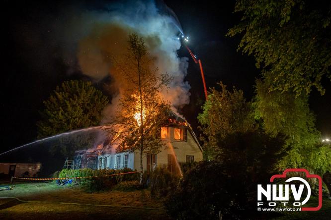 Brand verwoest woning met rietenkap aan de Veenweg in Oldebroek. - &copy; NWVFoto.nl