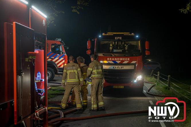 Brand verwoest woning met rietenkap aan de Veenweg in Oldebroek. - &copy; NWVFoto.nl