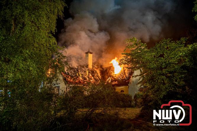 Brand verwoest woning met rietenkap aan de Veenweg in Oldebroek. - &copy; NWVFoto.nl