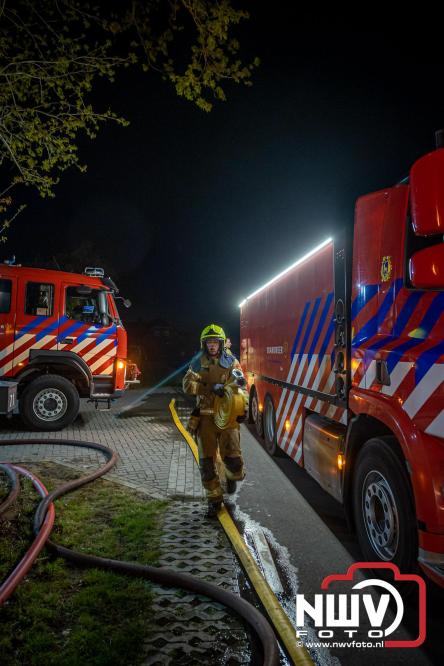 Brand verwoest woning met rietenkap aan de Veenweg in Oldebroek. - &copy; NWVFoto.nl
