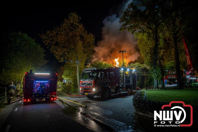 Brand verwoest woning met rietenkap aan de Veenweg in Oldebroek. - &copy; NWVFoto.nl