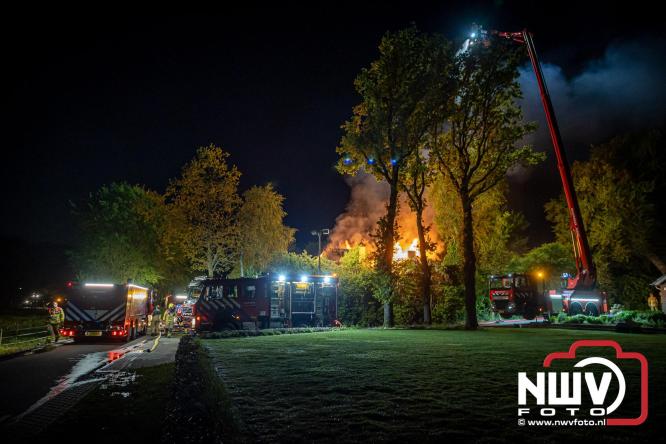 Brand verwoest woning met rietenkap aan de Veenweg in Oldebroek. - &copy; NWVFoto.nl